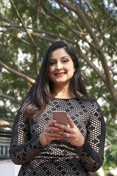 Atractiva Mujer India Sonriente Con Teléfono Inteligente Aire Libre Mensajes — Foto de Stock