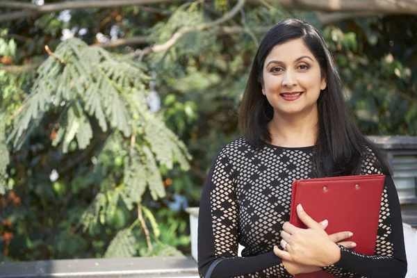 Exitosa Mujer Negocios India Sonriente Con Carpeta Cuero Rojo Brillante —  Fotos de Stock