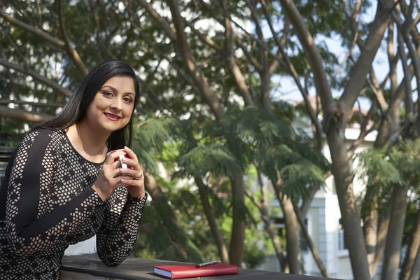 Retrato Bonita Mujer Negocios India Sonriente Pie Balcón Con Taza — Foto de Stock