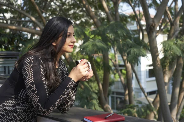 Όμορφη Ινδική Γυναίκα Αναπαύεται Στο Μπαλκόνι Και Απολαύσετε Φλιτζάνι Καφέ — Φωτογραφία Αρχείου