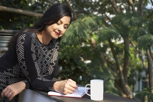 Bella Donna Affari Indiana Elegante Bere Caffè Mattino Controllare Suo — Foto Stock