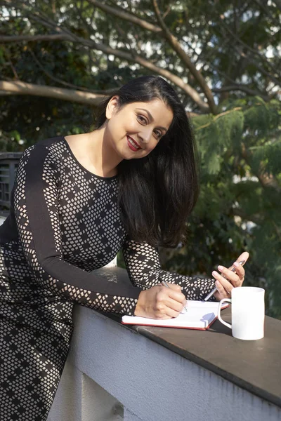 Lächelnde Geschäftsfrau Checkt Kalender Auf Ihrem Smartphone Und Schreibt Pläne — Stockfoto
