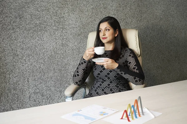 彼女のオフィスのテーブルでコーヒーを飲み専門の女性財務マネージャー — ストック写真