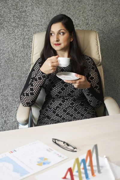 Pensiva Donna Indiana Godendo Una Tazza Caffè Dopo Aver Lavorato — Foto Stock