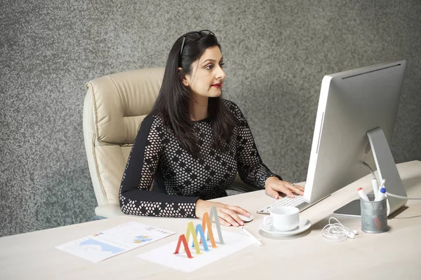 Mulher Negócios Indiana Lendo Informações Tela Computador Trabalhar Escritório — Fotografia de Stock