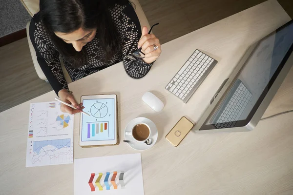 Finanzmanagerin Arbeitet Mit Verschiedenen Diagrammen Grafiken Und Verkaufsberichten Ihrem Tisch — Stockfoto