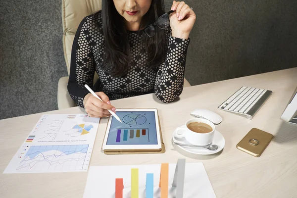 女性のビジネス女性タブレット コンピューターの金融統計を分析し 会議の準備の画像をトリミング — ストック写真