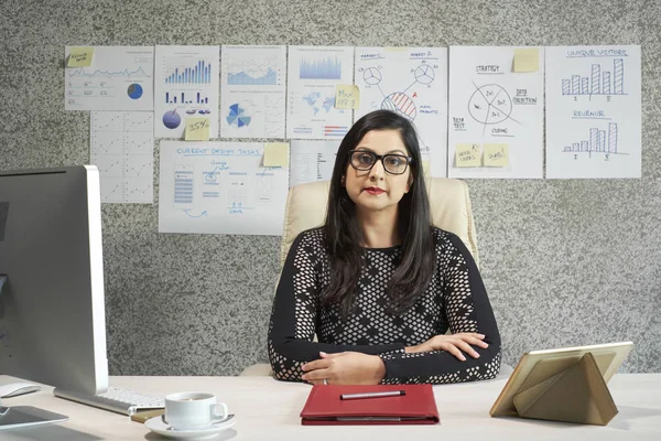 Retrato Bela Empresária Confiante Sentada Sua Mesa Escritório — Fotografia de Stock