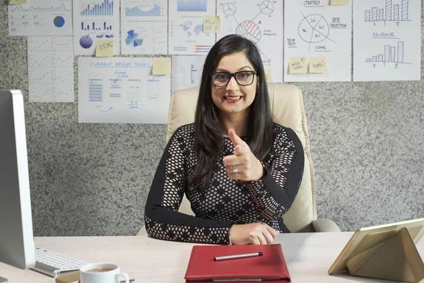 Feliz Mujer Negocios India Sonriente Gafas Apuntando Cámara Con Dedo —  Fotos de Stock