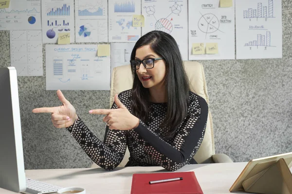 Allegro Donna Affari Indiana Che Punta Allo Schermo Del Computer — Foto Stock