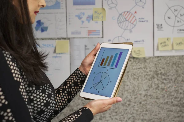 Обрезанное Изображение Женщины Предпринимателя Анализирующей Финансовые Данные Цифровом Планшете — стоковое фото