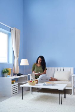 Odasında, dinleniyor ve düşünceler günlüğüne yazma oldukça Latin kız öğrenci