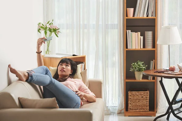 Attraktive Junge Asiatische Frau Liegt Auf Dem Sofa Und Spricht — Stockfoto