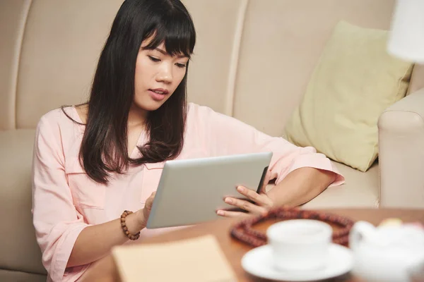 Aantrekkelijke Jonge Aziatische Vrouw Met Behulp Van Toepassing Digitale Tablet — Stockfoto