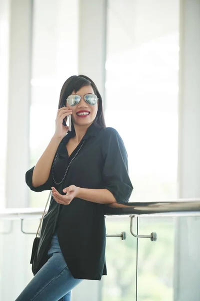 Attraktive Stylische Junge Frau Mit Spiegelsonnenbrille Telefoniert — Stockfoto