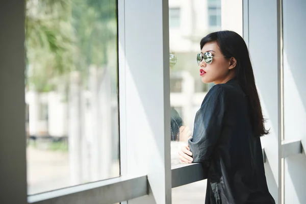 Красивая Модная Молодая Женщина Смотрит Окно Офиса — стоковое фото