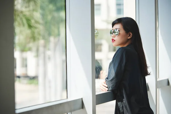 Mooie Modieuze Jonge Vrouw Zoek Loket — Stockfoto