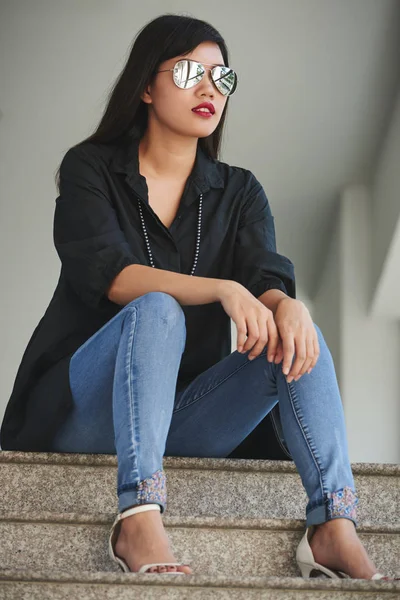 Attraktive Junge Stilvolle Frau Sitzt Auf Der Treppe — Stockfoto