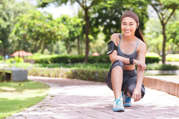 日当たりの良い公園の美しい笑顔のスポーティな若い女性 — ストック写真