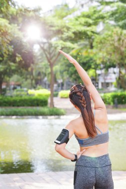 Germe ve parkta egzersiz uygun genç genç kadın arkadan görünüş 
