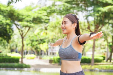 Neşeli genç Vietnamlı kadın Park yapıyor 