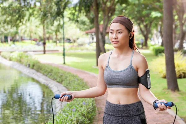 Determinada Jovem Vietnamita Exercitando Com Pular Corda Parque Local — Fotografia de Stock