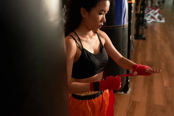 Bastante Asiático Boxeador Femenino Envolviendo Las Manos Con Vendaje Antes — Foto de Stock