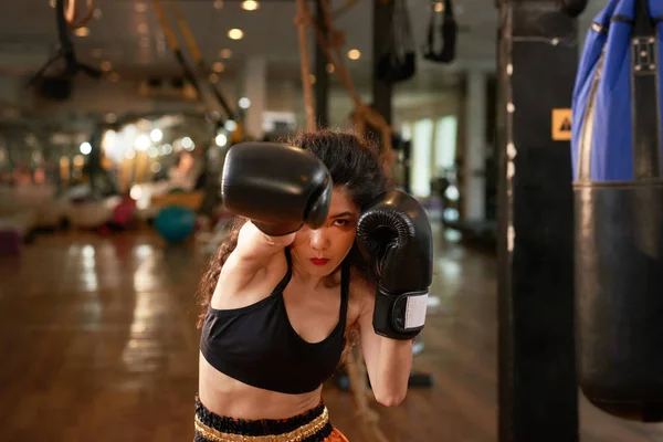 Ernsthafte Junge Asiatische Frau Boxen Turnhalle — Stockfoto