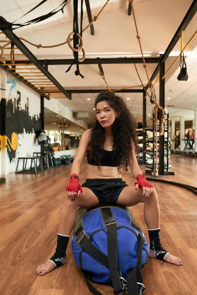 Portret Van Professionele Vrouwelijke Muay Thai Vechter Zittend Bokszak Kantoor — Stockfoto