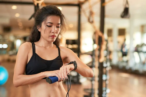 Vietnamita Mulher Desportiva Verificando Pulso Depois Exercitar Com Corda Salto — Fotografia de Stock