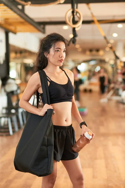 Fit Pretty Asian Woman Big Bag Water Bottle Standing Gym — Stock Photo, Image