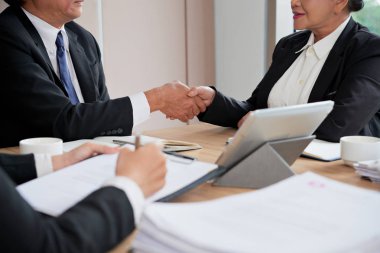 Toplantı başlamadan önce birbirimizi selamlamak için iş adamları el sallayarak Resim kırpılmış