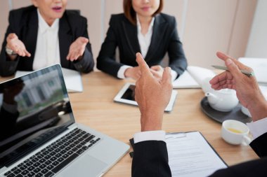 CEO'su şirket çalışanlarına talimatlar vermek