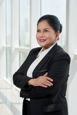 Kendine güvenen üst düzey Vietnamca iş Bayan kollarını katlanmış ayakta portresi