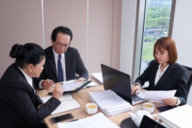 Profesyonel Vietnamca grupavukatla masada office belgeleriyle çalışma