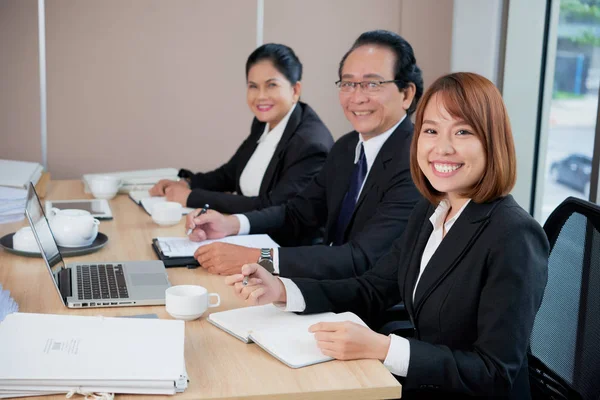 Bastante Sonriente Joven Vietnamita Mujer Negocios Reunión Con Compañeros Trabajo —  Fotos de Stock