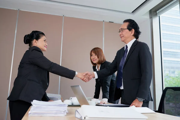 Smiling Asian Business Partners Shaking Hands Meeting Table Confirm Deal — Stock Photo, Image