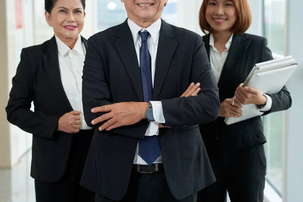 Sorrindo Proprietário Sênior Empresa Seus Funcionários Atrás — Fotografia de Stock