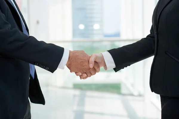 Nahaufnahme Von Geschäftspartnern Beim Händeschütteln Beim Treffen — Stockfoto