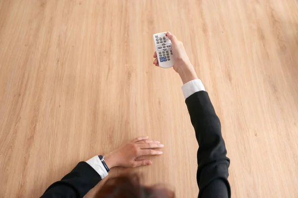 Geschäftsfrau Benutzt Fernbedienung Bei Besprechung Mit Projektor — Stockfoto