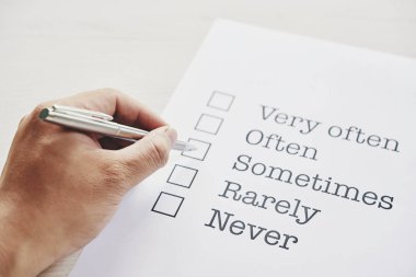 El kişinin başvuru formunu onay işareti karşı bazen word çizim