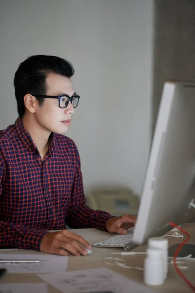 Jonge Vietnamese Softwareontwikkelaar Bezig Met Werk Computer — Stockfoto