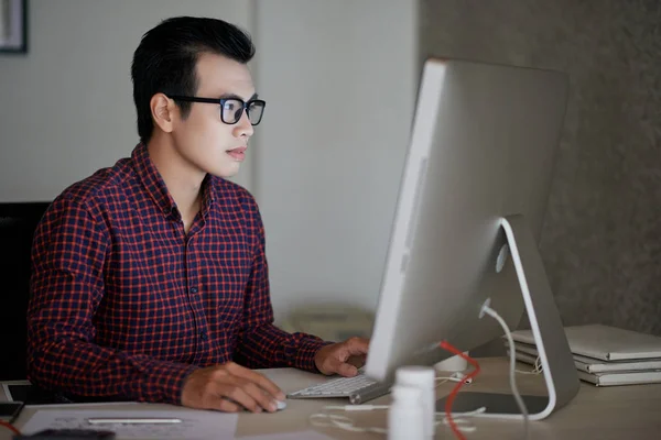 Азиатский Инженер Работает Базой Данных Компьютере Своем Офисе — стоковое фото