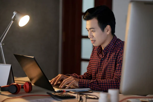 Joven Programador Independiente Asiático Trabajando Hasta Tarde Noche Mesa Casa — Foto de Stock