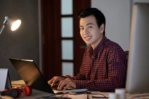 Portret Van Lachende Aziatische Programmeur Bezig Met Nieuwe Toepassing Van — Stockfoto