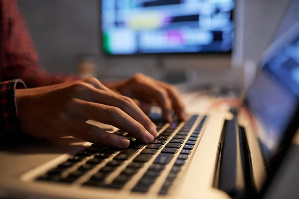 Handen Van Programmeur Voor Het Schrijven Van Code Laptop Het — Stockfoto