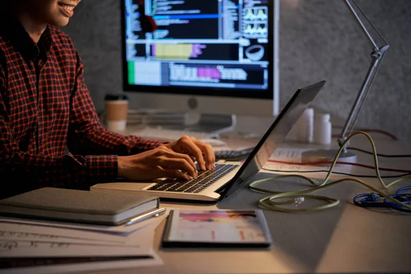 Programador Independiente Trabajando Código Para Nuevo Proyecto — Foto de Stock