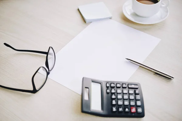 Feuille Vierge Calculatrice Verres Tasse Café Sur Table Bureau — Photo