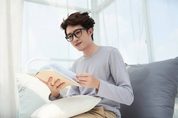 Schöner Junger Asiatischer Mann Mit Brille Liest Interessantes Buch Hause — Stockfoto