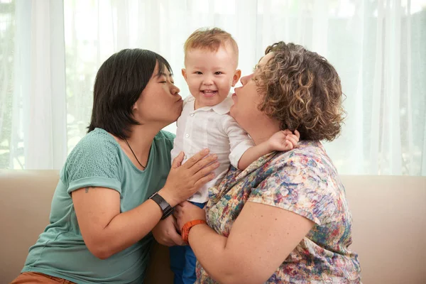 Lyckliga Lesbisk Paret Kysser Sin Son Båda Kinderna — Stockfoto